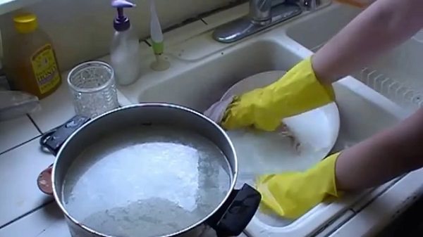 34. Shampoo is perfect for cleaning dishes