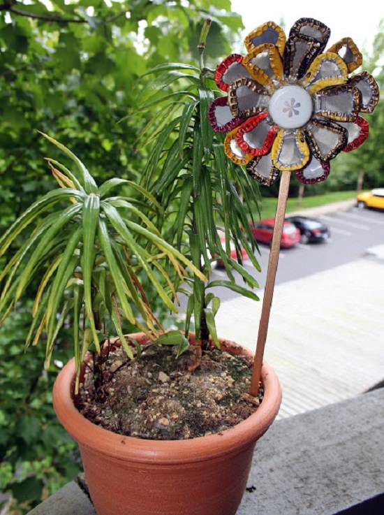 diy bottle caps art in garden