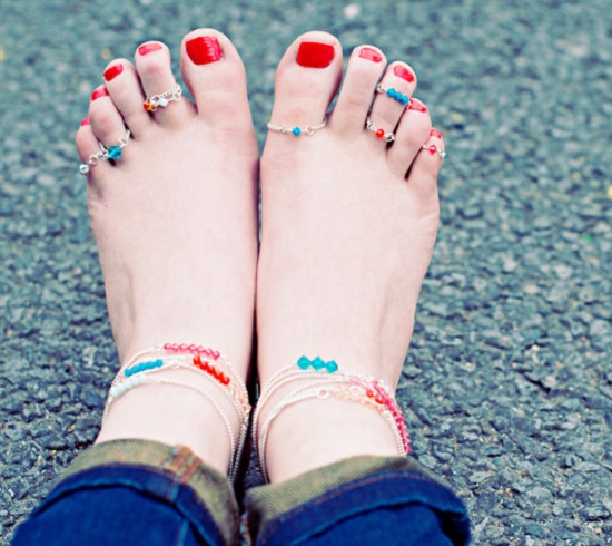 Accessorize yourself with beautiful anklets that you can make all by yourself with the help of these DIY Homemade Anklet Ideas in free time on any weekend.