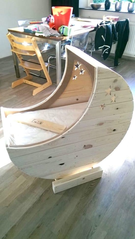 Moon-shaped baby bed