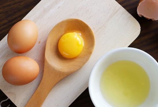 Using the Egg Face Mask to tighten the skin