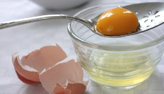 Prepare the egg face mask