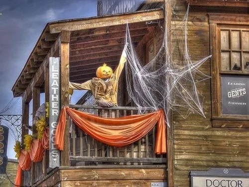 Balcony Halloween Decoration Ideas 5