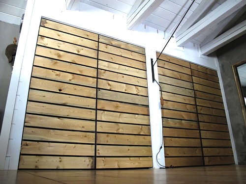 Puertas de armario de listones con marco de acero