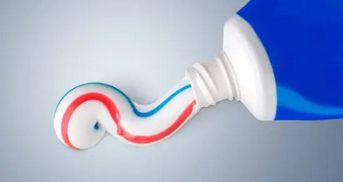 Cómo quitar un chupetón en segundos con pasta de dientes 1