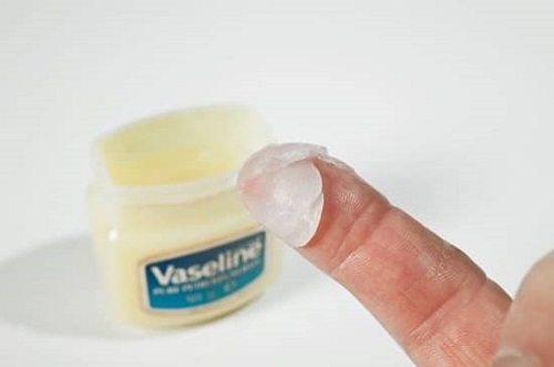 Cómo hacer bálsamo labial con vaselina 1