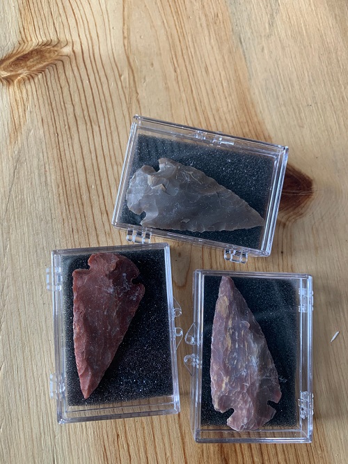 Arrowheads in Transparent Boxes