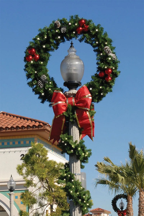 Decorate Lamp Post for Christmas 3