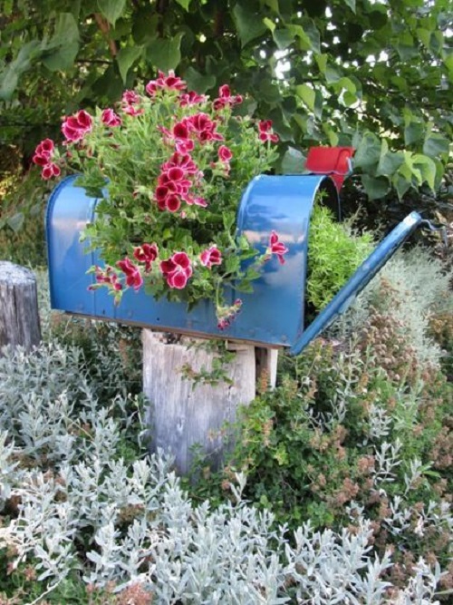 DIY Mailbox Planter 2