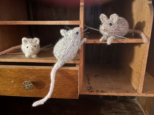 Victorian Mouse Free Knitting Pattern