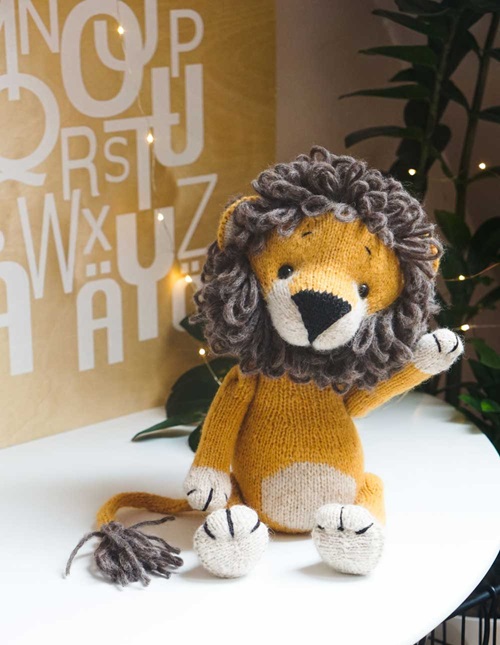 DIY Knitted Lion Toy.