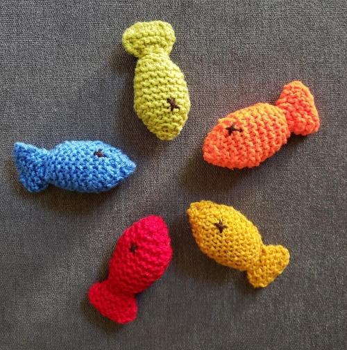 DIY Dead Knitted Tiny Fishes