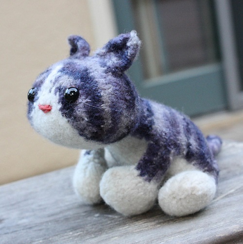 knitted-maru-kitty-plush-toy