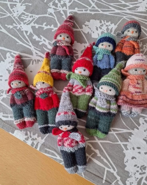 Stunning Knitted Winter Dolls Patterns 2