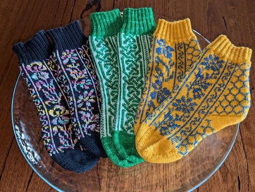 daisy-and-iris-or-knot-socks knitting pattern