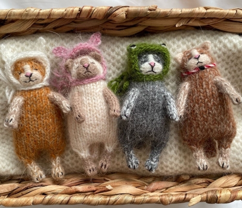 Knitted Tiny Sleeping Cats