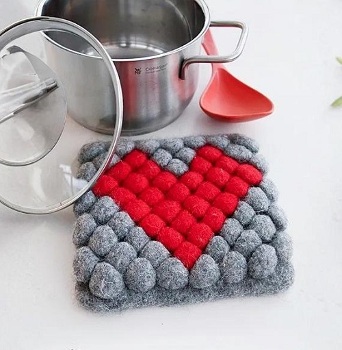 Knitted and felted trivet 