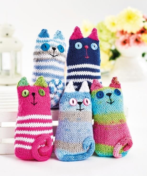 The Colorful Knitted Cats Group