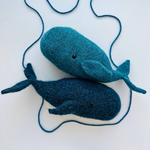 Knit whale